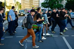 [Video] Dùng smartphone khi đi bộ qua đường sẽ bị phạt nặng