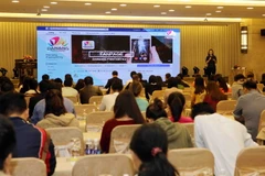 Giới thiệu các tính năng mới của ứng dụng Danang FantastiCity trên thiết bị di động tại buổi ra mắt. (Ảnh: Trần Lê Lâm/TTXVN)