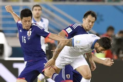 Cầu thủ Panagiotis Kone (phải) đội tuyển Hy Lạp, tranh bóng quyết liệt với các cầu thủ đội tuyển Nhật Bản trong trận đấu ở bảng C. (Nguồn: Kyodo/TTXVN)