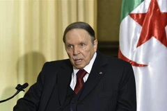 Tổng thống Algeria Abdelaziz Bouteflika phát biểu trong một cuộc họp tại Zeralda, ngoại ô Algiers, ngày 10/4/2016. (Nguồn: AFP/TTXVN) 