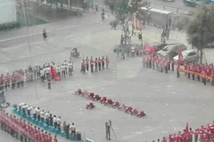 Phẫn nộ trước cảnh nhân viên quán lẩu phải quỳ lạy cảm ơn ông chủ