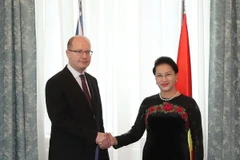 Chủ tịch Quốc hội Nguyễn Thị Kim Ngân hội kiến Thủ tướng Cộng hòa Séc Bohuslav Sobotka trong chuyến thăm chính thức Cộng hòa Séc. (Ảnh: Trọng Đức/TTXVN)