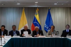 Đại diện của các bên tại vòng đối thoại ở Caracas ngày 11/11. (Nguồn: AFP/TTXVN)