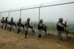 Binh sỹ Pakistan gác tại Wagah, dọc biên giới Pakistan-Ấn Độ ngày 3/1/2015. (Nguồn: THX/TTXVN)