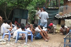 Các con bạc bị bắt quả tang tại hiện trường một trường gà. (Ảnh: Thế Vinh/TTXVN)