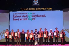 Chủ tịch Quốc hội Nguyễn Thị Kim Ngân và Chủ tịch Trung ương Hội Nông dân Việt Nam Thào Xuân Sùng trao Cup và Danh hiệu nông dân Việt Nam xuất sắc năm 2018. (Ảnh: Vũ Sinh/TTXVN)
