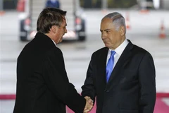 Thủ tướng Israel Benjamin Netanyahu (phải) và Tổng thống Brazil Jair Bolsonaro (trái) tại lễ đón ở sân bay quốc tế Tel Aviv Ben Gurion. (Nguồn: AFP/TTXVN) 