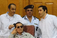 Cựu Tổng thống Ai Cập Hosni Mubarak (người ngồi phía trước). (Nguồn: AFP/TTXVN)