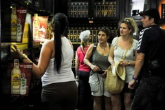 Khách du lịch mua sắm ở thủ đô La Habana. (Nguồn: EPA/TTXVN)