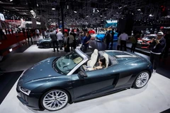 Một mẫu xe AUDI R8 Cabriolet được giới thiệu tại Triển lãm công nghiệp ô tô Thượng Hải 2017 ngày 20/4. (Nguồn: EPA/TTXVN)