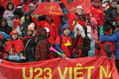 Cổ động viên Việt Nam trên khán đài sân vận động Olympic Thường Châu, tỉnh Giang Tô (Trung Quốc). (Ảnh: Hoàng Linh/TTXVN)