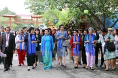 [Video] Phu nhân Trưởng đoàn các nền kinh tế APEC dạo Phố cổ Hội An