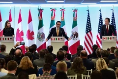 Ngoại trưởng Canada Chrystia Freeland (trái), Bộ trưởng Kinh tế Mexico Idelfonso Guajardo (giữa) và Đại diện thương mại Mỹ Robert Lighthizer trong cuộc họp báo sau vòng 7 tái đàm phán NAFTA tại Mexico City ngày 5/3. (Nguồn: AFP/TTXVN)