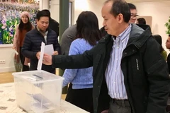 Quyên góp ủng hộ đồng bào vùng lũ lụt. (Nguồn: Vietnam+)