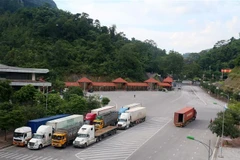 Phương tiện vận chuyển hàng hóa xuất khẩu tại cửa khẩu quốc tế Hữu Nghị. (Ảnh: Phạm Hậu/TTXVN) 