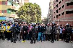 Nhân viên an ninh Ai Cập phong tỏa hiện trường vụ tấn công ở nhà thờ Mar Mina. (Nguồn: AFP/TTXVN)