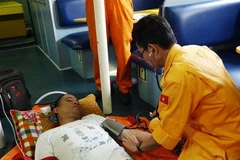 Thuyền viên Michael Samorin được chăm sóc y tế trên tàu SAR 412. (Nguồn: TTXVN) 