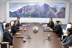 Tổng thống Hàn Quốc Moon Jae-in (thứ 2, trái) và nhà lãnh đạo Triều Tiên Kim Jong-un (thứ 2, phải) tại cuộc hội đàm ở Nhà Hòa bình, làng đình chiến Panmunjom ngày 27/4. (nguồn: Yonhap/TTXVN)