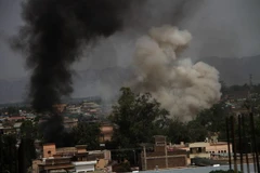 Khói bốc lên từ hiện trường vụ tấn công ở Jalalabad ngày 13/5. (Nguồn: THX/TTXVN)