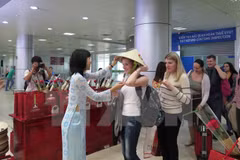 Du khách Nga tại Cảng hàng không quốc tế Cam Ranh, Khánh Hòa. (Nguồn: TTXVN)