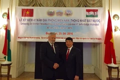 Đại sứ Việt Nam tại Hungary Nguyễn Thanh Tuấn và Chủ tịch Hội Hữu nghị Hung-Việt Botzs Laszlo. (Nguồn: Đại sứ quán Việt Nam tại Hungary)