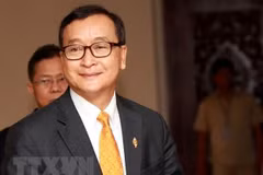 Ông Sam Rainsy tới dự phiên họp toàn thể Quốc hội Campuchia ở thủ đô Phnom Penh ngày 9/4/2015. (Nguồn: EPA/TTXVN) 