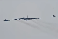 Máy bay B-52 (giữa) của Mỹ được hộ tống bởi tiêm kích F-15K (trái) của Hàn Quốc và F-16 (phải) của Mỹ bay qua căn cứ không quân Osan, phía nam Seoul, Hàn Quốc ngày 10/1/2016. (Nguồn: AFP/TTXVN) 