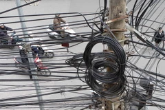 Hà Nội cắt bỏ hơn 10.000m dây, cáp treo trên cột điện
