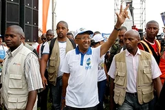 ông Hery Rajaonarimampianina (đội mũ). (Nguồn: Reuters)