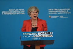 Thủ tướng Anh Theresa May trong cuộc vận động tranh cử ở Wrexham ngày 22/5. (Nguồn: AFP/TTXVN)