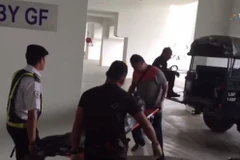 Thi thể nạn nhân được đưa đi. (Nguồn: thestar.com.my)