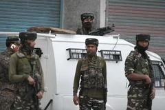 Binh sỹ Ấn Độ tuần tra tại Srinagar, thủ phủ mùa Hè của khu vực Kashmir do Ấn Độ kiểm soát ngày 6/4. (Nguồn: AFP/TTXVN)