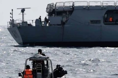 Lực lượng thực thi pháp luật bắt giữ một toán cướp biển trên vịnh Guinea. (Nguồn: TTXVN) 