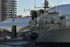 Tàu ngầm HMAS Onslow (trái) và tàu khu trục HMAS Vampire (phải) của hải quân Australia tại cảng Sydney ngày 4/8. (Nguồn: AFP/TTXVN)