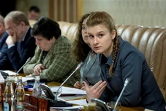Maria Butina (phải) từng theo học tại trường Đại học Mỹ ở Washington và là người sáng lập một nhóm ủng hộ súng đạn mang tên Quyền được mang vũ khí (Right to Bear Arms). (Nguồn: Reuters/TTXVN) 
