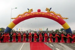 Phó Thủ tướng Vũ Văn Ninh và các đại biểu cắt băng khánh thành cầu Tân Phong. (Ảnh: Văn Đạt/TTXVN)