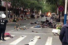 Hiện trường vụ nổ ở Tân Cương. (Nguồn: THX/TTXVN)