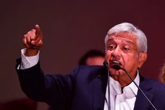 Ông Andres Manuel Lopez Obrador mừng chiến thắng sau khi kết quả tổng tuyển cử được công bố tại Mexico City ngày 1/7. (Nguồn: AFP/TTXVN)