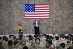 Tổng thống Mỹ Donald Trump (giữa, phía xa) tại căn cứ không quân Al Asad trong chuyến thăm bất ngời tới Iraq, ngày 26/12/2018. (Nguồn: AFP/TTXVN) 