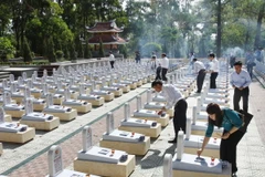 Thắp nến tri ân anh hùng liệt sỹ tại các nghĩa trang liệt sỹ