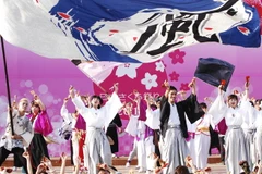 Các bạn trẻ biểu diễn điệu múa truyền thống của Nhật Bản sôi động. (Ảnh: Minh Đức/TTXVN)