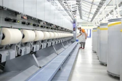 Công nhân Nhà máy kéo sợi lông cừu Đà Lạt bên dây chuyền sản xuất sợi lông cừu bằng nguyên liệu sợi tự nhiên nhập khẩu. (Ảnh: Nguyễn Dũng/TTXVN) 