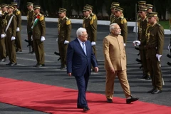 Tổng thống Palestine Mahmoud Abbas (trái) tại lễ đón Thủ tướng Ấn Độ Narendra Modi ở Ramallah, Bờ Tây ngày 10/2. (Nguồn: THX/TTXVN)