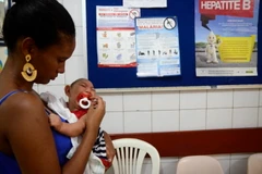 Một trẻ nhỏ bị mắc bệnh teo não do virus Zika gần Recife, thủ phủ Pernambuco, miền Đông Bắc Brazil. (Nguồn: THX/TTXVN)