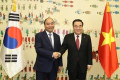 Thủ tướng Chính phủ Nguyễn Xuân Phúc và Chủ tịch Quốc hội Hàn Quốc Moon Hee-sang. (Ảnh: Thống Nhất/TTXVN) 