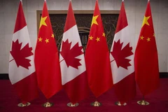 Cờ Canada (trái) và cờ Trung Quốc (phải). (Nguồn: AFP/TTXVN) 