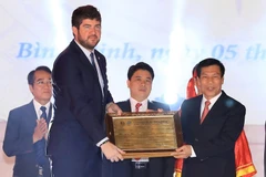 Ông Nguyễn Ngọc Thiện, Bộ trưởng Bộ Thể thao Văn hóa và Du lịch nhận bằng bằng của UNESCO ghi danh nghệ thuật Bài Chòi Trung bộ Việt Nam là di sản văn hoá phi vật thể đại diện của nhân loại. (Ảnh: Thống Nhất/TTXVN)