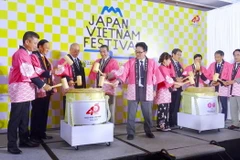 Các thành viên Ban tổ chức thực hiện nghi thức đập rượu Sake truyền thống Nhật Bản. (Ảnh: Gia Thuận/TTXVN)