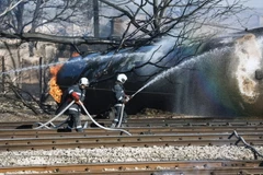 Lính cứu hỏa làm nhiệm vụ tại hiện trường vụ nổ tàu chở khí đốt ở Hitrino, ngày 10/12. (Nguồn: AFP/TTXVN)