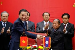 Hai Bộ trưởng đang trao nhau Kế hoạch hợp tác năm 2018. (Ảnh: Phạm Kiên/Vietnam+)